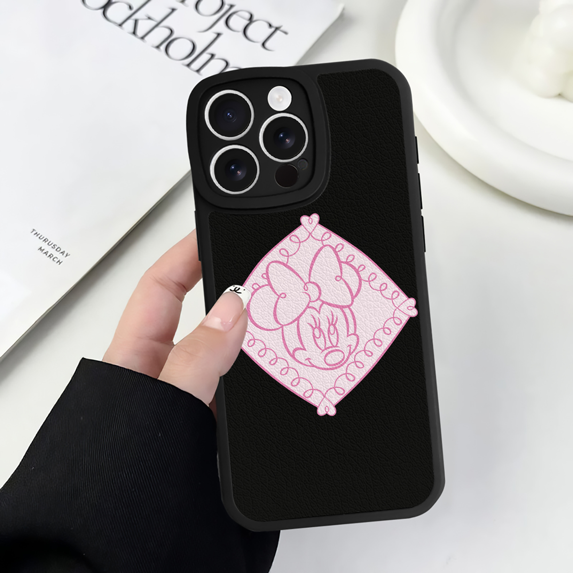 （画像用） ミッキーマウス Mickey Mouse 【iPhone 16シリーズ対応】シリコンスマホケース（レザー調） 材質：シリコン
